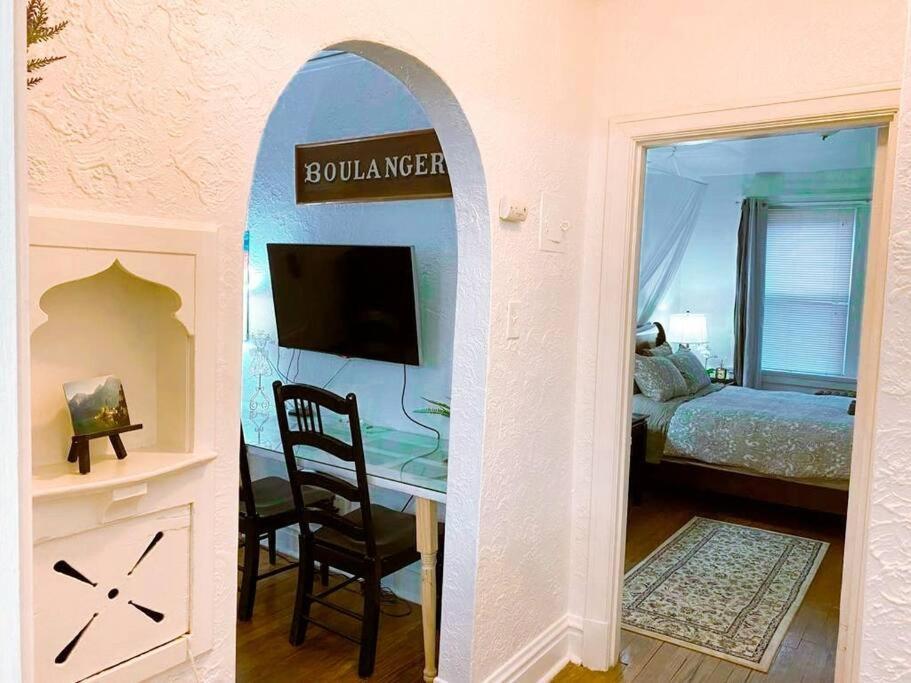 Walk To Forest Park In Comfort! Apartment *