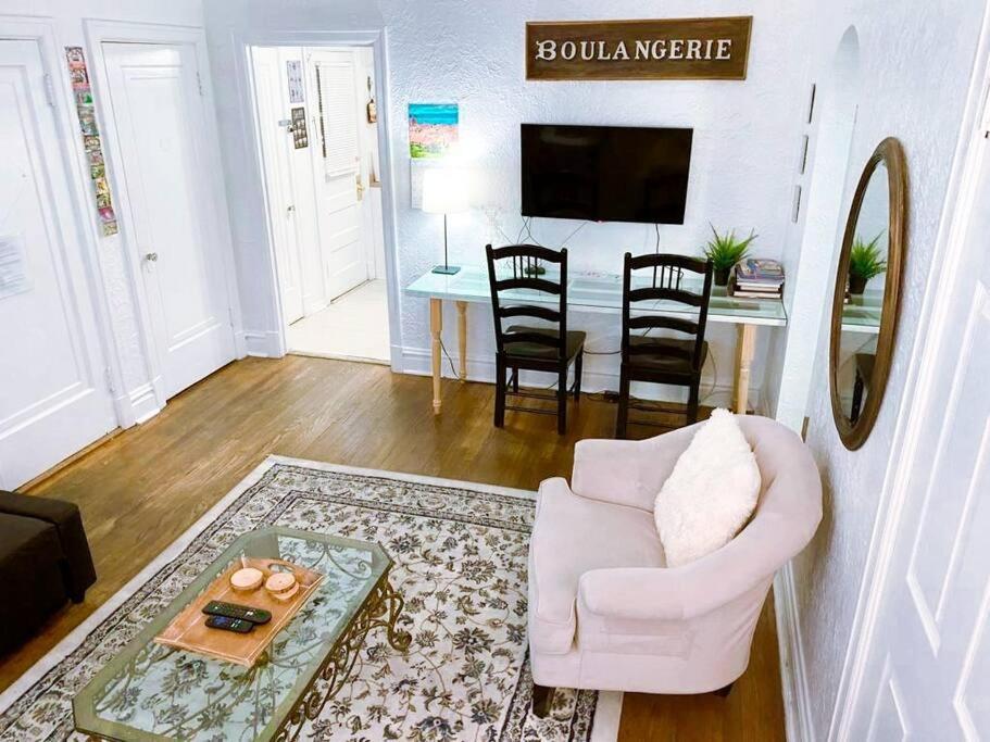 Apartment Walk To Forest Park In Comfort! *